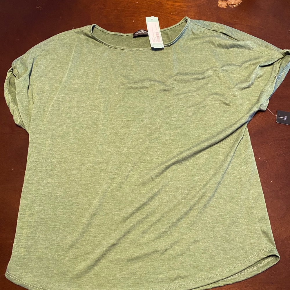 Super simple and cute green top MAKE AN OFFER